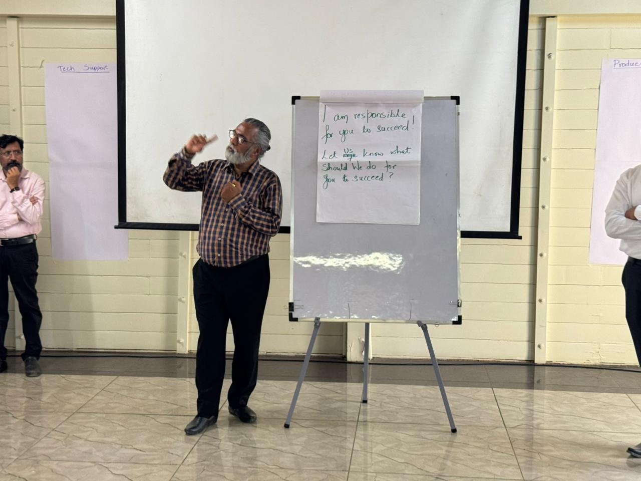 Facilitator leading a cross-functional leadership exercise